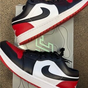 Jordan 1 Low Bred Toe 2.0 -  Sneakers in Black White Red